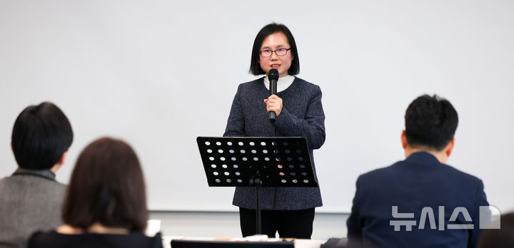 [서울=뉴시스] 김선웅 기자 = 강명수 한국자살유족협회장이 7일 서울 중구 서울시자살예방센터에서 열린 한국자살유족협회 창립 1주년 기념식에서 기념사를 하고 있다. 2026.02.07. mangusta@newsis.com