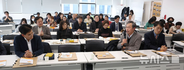 [서울=뉴시스] 김선웅 기자 = 7일 서울 중구 서울시자살예방센터에서 열린 한국자살유족협회 창립 1주년 기념식에서 간담회가 진행되고 있다. 2026.02.07. mangusta@newsis.com