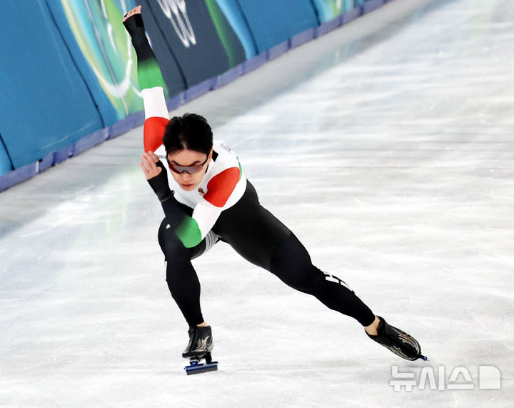 [밀라노=뉴시스] 박주성 기자 = 2026 밀라노-코르티나 담페초 동계올림픽 개막 첫날인 7일(현지 시간) 이탈리아 밀라노 스피드스케이팅 경기장에서 헝가리로 귀하한 김민석 선수가 훈련을 하고 있다. 2026.02.07. park7691@newsis.com