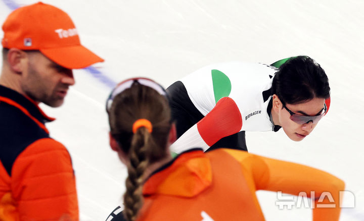 [밀라노=뉴시스] 박주성 기자 = 2026 밀라노-코르티나 담페초 동계올림픽 개막 첫날인 7일(현지 시간) 이탈리아 밀라노 스피드스케이팅 경기장에서 헝가리로 귀하한 김민석 선수가 훈련을 하고 있다. 2026.02.07. park7691@newsis.com