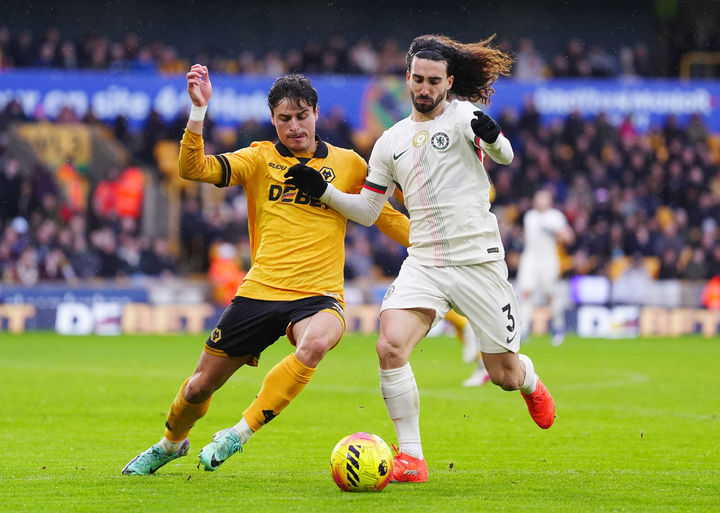 [울버햄프턴=AP/뉴시스] 울버햄프턴 원더러스의 우고 부에노(왼쪽)가 7일(현지 시간) 영국 울버햄프턴의 몰리뉴 스타디움에서 열린 2025-26 프리미어리그 25라운드 첼시와 경기 중 공을 다투고 있다. 이날 선발 출전했던 황희찬은 전반 43분 부상으로 쓰러져 라디슬라프 크레이치와 교체됐고, 울버햄프턴은 전반에만 해트트릭을 내주며 1-3으로 패했다. 2026.02.08.