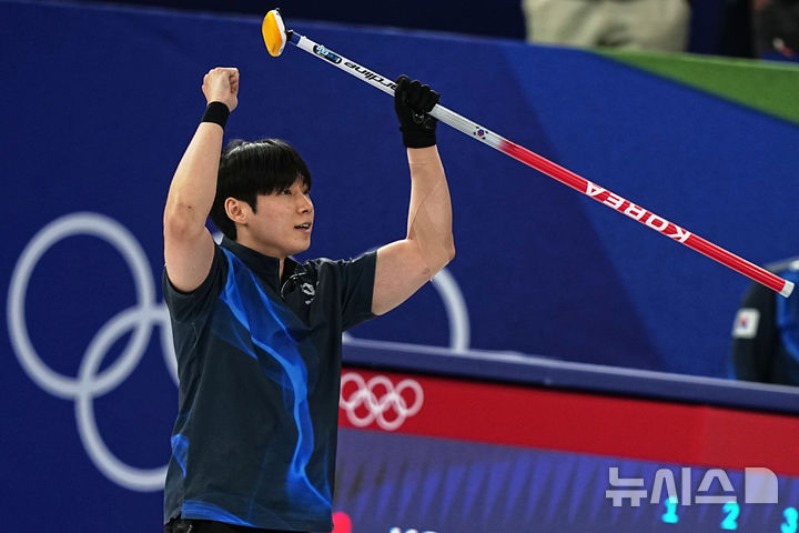 [코르티나담페초=AP/뉴시스] 한국 컬링 대표팀의 정영석이 7일(현지 시간) 이탈리아 코르티나담페초의 코르티나 컬링 올림픽 스타디움에서 열린 2026 밀라노·코르티나 동계올림픽 컬링 믹스더블 라운드로빈 6차전에서 미국을 꺾은 후 기뻐하고 있다. 5차전에서 체코에 4-9로 패해 5패를 기록했던 김선영-정영석 조는 미국의 코리 티스-코리 드롭킨 조를 연장 끝에 6-5로 꺾고 첫 승리를 거뒀다. 2026.02.08.