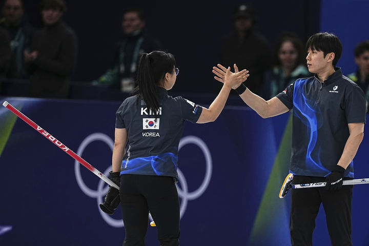[코르티나담페초=AP/뉴시스] 한국 컬링 대표팀의 김선영과 정영석이 7일(현지 시간) 이탈리아 코르티나담페초의 코르티나 컬링 올림픽 스타디움에서 열린 2026 밀라노·코르티나 동계올림픽 컬링 믹스더블 라운드로빈 6차전에서 미국을 꺾은 후 세리머니하고 있다. 5차전에서 체코에 4-9로 패해 5패를 기록했던 김선영-정영석 조는 미국의 코리 티스-코리 드롭킨 조를 연장 끝에 6-5로 꺾고 첫 승리를 거뒀다. 2026.02.08.
