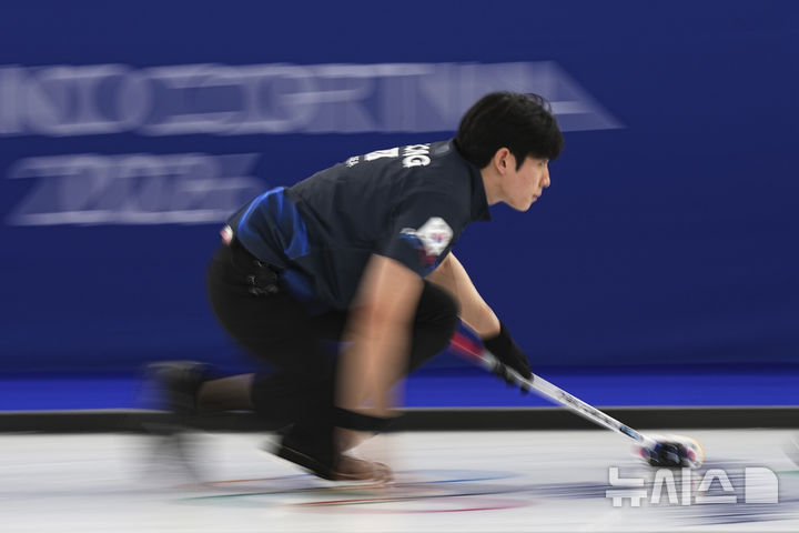 [코르티나담페초=AP/뉴시스] 한국 컬링 대표팀의 정영석이 7일(현지 시간) 이탈리아 코르티나담페초의 코르티나 컬링 올림픽 스타디움에서 열린 2026 밀라노·코르티나 동계올림픽 컬링 믹스더블 라운드로빈 6차전 미국과 경기 중 스톤을 투구하고 있다. 5차전에서 체코에 4-9로 패해 5패를 기록했던 김선영-정영석 조는 미국의 코리 티스-코리 드롭킨 조를 연장 끝에 6-5로 꺾고 첫 승리를 거뒀다. 2026.02.08.