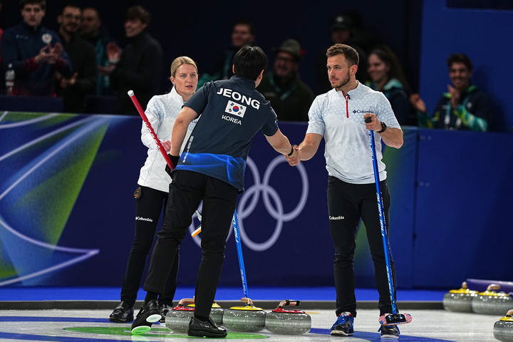 [코르티나담페초=AP/뉴시스] 한국 컬링 대표팀의 정영석이 7일(현지 시간) 이탈리아 코르티나담페초의 코르티나 컬링 올림픽 스타디움에서 열린 2026 밀라노·코르티나 동계올림픽 컬링 믹스더블 라운드로빈 6차전에서 미국을 꺾은 후 악수하고 있다. 5차전에서 체코에 4-9로 패해 5패를 기록했던 김선영-정영석 조는 미국의 코리 티스-코리 드롭킨 조를 연장 끝에 6-5로 꺾고 첫 승리를 거뒀다. 2026.02.08.