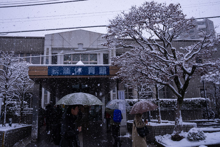 [도쿄=AP/뉴시스] 8일 일본 도쿄에서 중의원(하원) 선거 투표가 진행되는 가운데 시민들이 투표소 앞을 지나가는 모습. 2026.02.08.