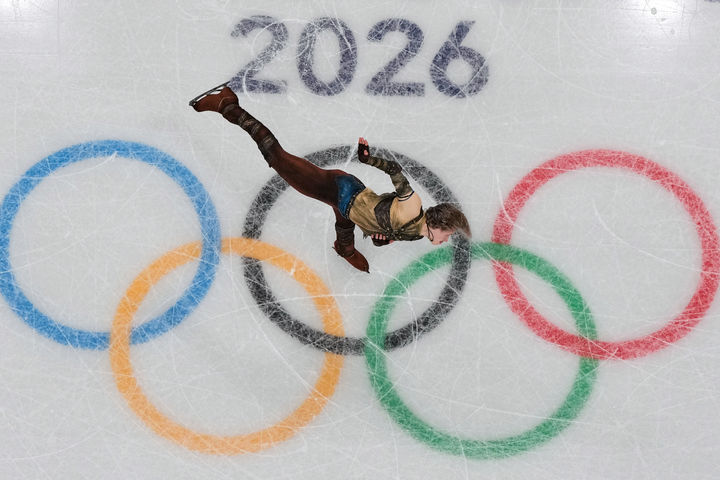 [밀라노=AP/뉴시스] 미국의 일리야 말리닌이 7일(현지 시간) 이탈리아 밀라노 아이스 피겨스케이팅 아레나에서 열린 2026 밀라노·코르티나담페초 동계올림픽 피겨스케이팅 팀 이벤트 남자 싱글 쇼트프로그램에서 연기를 펼치고 있다. 2026.02.09.