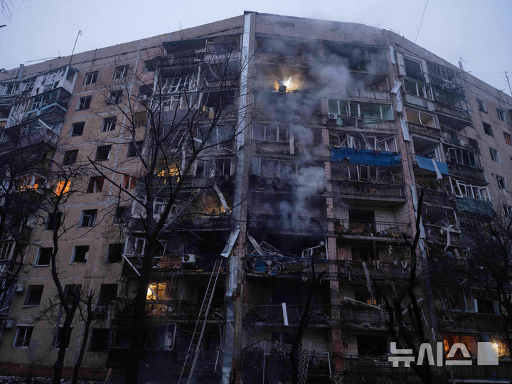 [AP/뉴시스] 우크라이나 군 배포 사진으로 8일 도네츠크주 우크라측 최전선 도시인 크라마토르스크시 아파트가 러시아 공습에 많이 부서졌다