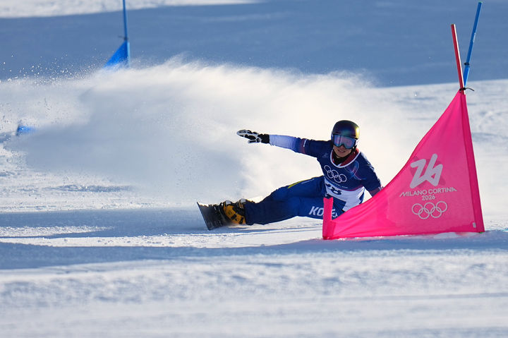 [리비뇨=AP/뉴시스] 이상호(넥센윈가드)가 8일(한국 시간) 이탈리아 리비뇨 스노파크에서 열린 2026 밀라노·코르티나담페초 동계올림픽 스노보드 남자 평행대회전 예선 2차 시기에 레이스를 펼치고 있다. 2026.02.08
