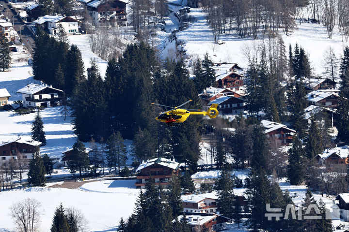[코르티나담페초=AP/뉴시스] 린지 본(미국)이 8일(현지 시간) 이탈리아 코르티나담페초 토파네 알파인스키센터에서 열린 2026 밀라노·코르티나담페초 동계올림픽 알파인 스키 여자 활강 경기 도중 넘어져 부상을 입고 헬기로 이송되고 있다. 본은 경기 시작 13초 만에 오른팔이 기문에 부딪혀 넘어져 뒹굴며 왼쪽 다리가 골절돼 병원으로 옮겨졌다. 2026.02.09.
