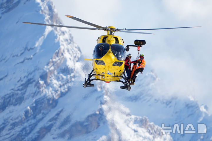 [코르티나담페초=AP/뉴시스] 린지 본(미국)이 8일(현지 시간) 이탈리아 코르티나담페초 토파네 알파인스키센터에서 열린 2026 밀라노·코르티나담페초 동계올림픽 알파인 스키 여자 활강 경기 도중 넘어져 부상을 입고 헬기로 이송되고 있다. 본은 경기 시작 13초 만에 오른팔이 기문에 부딪혀 넘어져 뒹굴며 왼쪽 다리가 골절돼 병원으로 옮겨졌다. 2026.02.09.