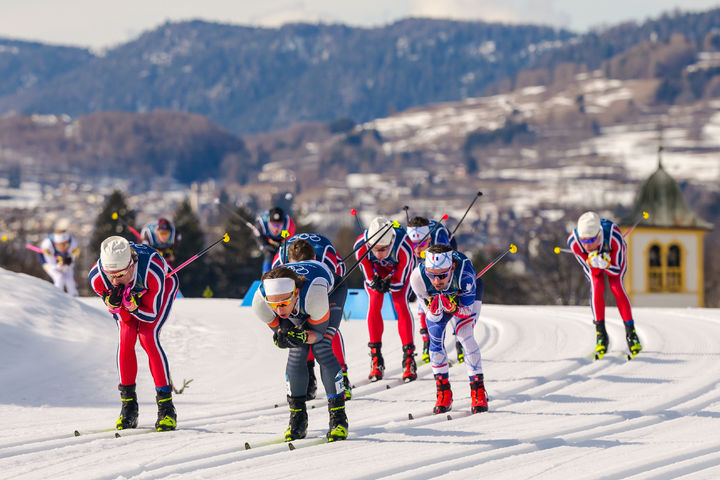 [테세로=AP/뉴시스] 2026 밀라노·코르티나담페초 동계올림픽 크로스컨트리 스키 남자 10㎞＋10㎞ 스키애슬론 경기 장면. 2026.02.07.