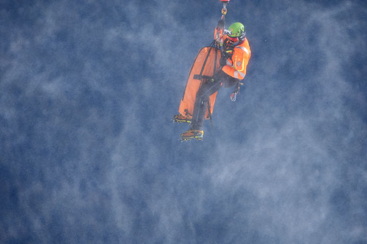 [코르티나=AP/뉴시스]헬기로 이송되는 스키 여제 린지 본. 2026.02.08.