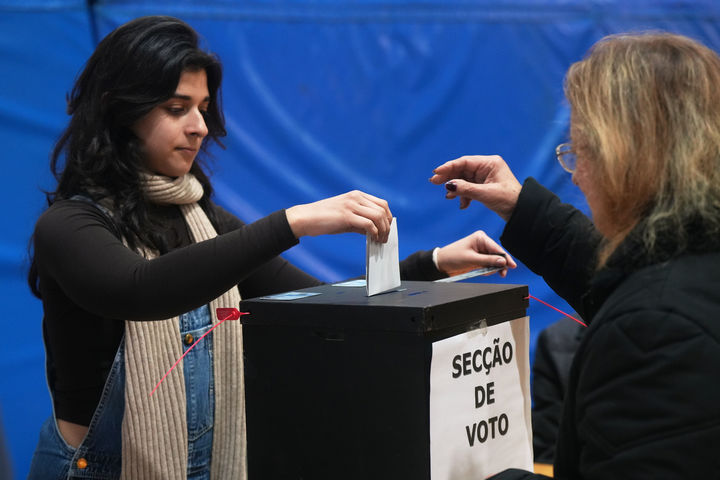 [리스본= AP/뉴시스] 포르투갈 대선 결선투표에 참가한 여성 유권자가 2월 8일 리스본 시내에서 투표하고 있다.&nbsp; 리스본의 한 투표소는 동반한 어린 자녀들을 위한 인기 만화캐릭터 투표지도 마련, 민주주의 선거 교육의 기회를 마련했다. 2026. 02. 09.&nbsp; 