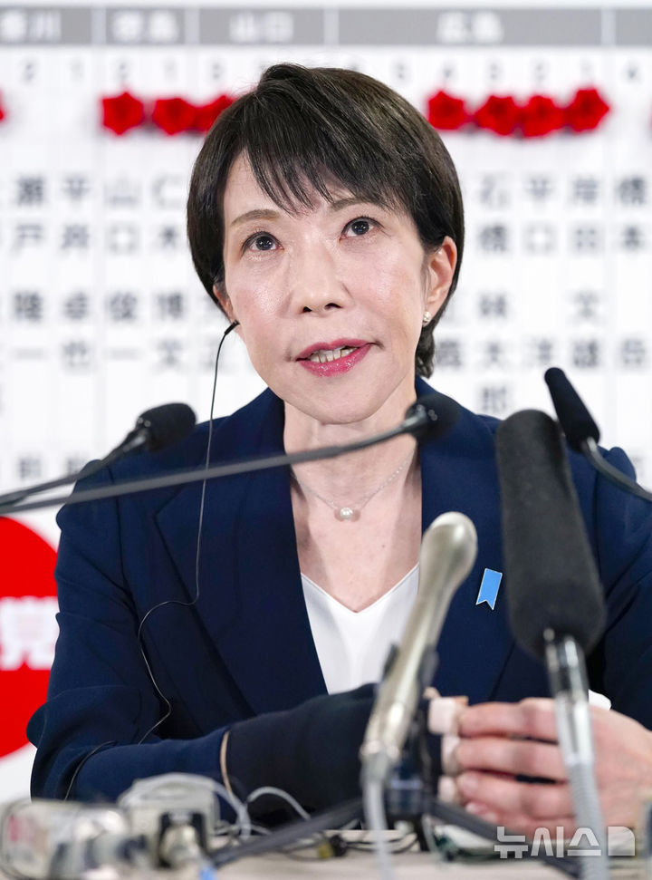  ﻿[도쿄=AP/뉴시스] 다카이치 사나에 일본 총리가 8일 중의원 선거 투표가 진행되는 가운데 도쿄의 자민당 본부에서 기자회견을 갖고 있다. 2026.02.09. 