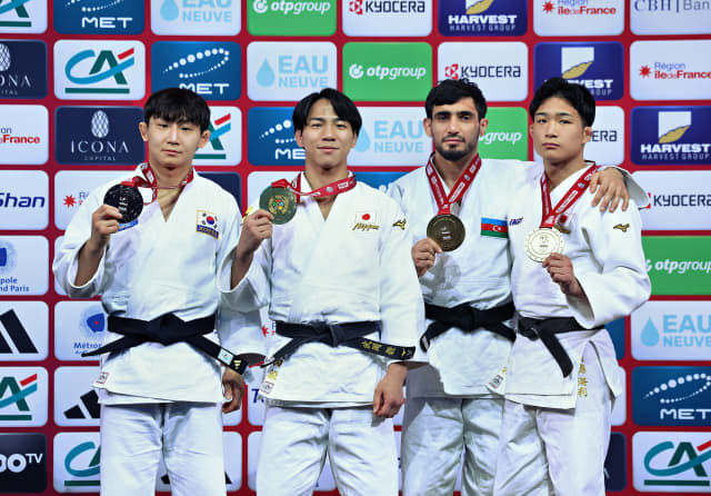 [서울=뉴시스] 유도 국가대표 김찬녕(왼쪽)이 8일(한국 시간) 프랑스 파리에서 열린 2026 국제유도연맹(IJF) 파리 그랜드슬램 남자 66㎏급에서 은메달을 획득한 뒤 시상대에 올라 기념 촬영을 하고 있다. (사진=국제유도연맹 공식 홈페이지 캡처) 2026.02.08. *재판매 및 DB 금지