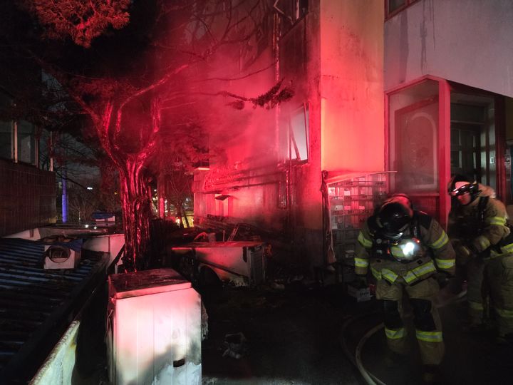 [천안=뉴시스] 7일 발생한 천안시 유량동 다가구주택 화재 현장 모습. (사진=천안동남소방서 제공) 2026.02.08 photo@newsis.com *재판매 및 DB 금지