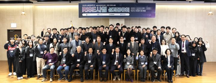 [대전=뉴시스] 배재대 '2025학년도 마이크로디그리 이수증 및 장학증서 수여식' 기념촬영. (사진=배재대 제공) 2026.02.08. photo@newsis.com *재판매 및 DB 금지