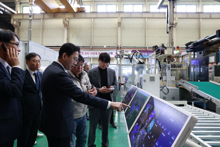 [서울=뉴시스] 과학기술정보통신부는 지난 6일 경남 창원 소재 신성델타테크를 방문해 피지컬 인공지능(AI) 사전검증 사업 성과를 점검하고 현장 간담회를 개최했다고 8일 밝혔다. 사진은 배경훈 부총리가 이날 신성델타테크 현장을 둘러보는 모습. (사진=과기정통부 제공) 2026.02.08. photo@newsis.com *재판매 및 DB 금지