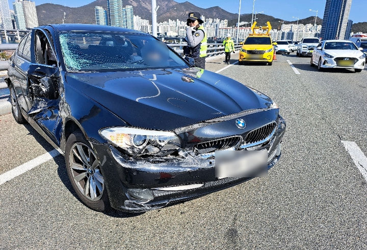 [부산=뉴시스] 8일 부산 해운대경찰서따르면 전날(7일) 오전 11시30분께 부산 광안대교 상판에서 A(80대)씨가 몰던 승용차가 다른 승용차를 충격하면서 5중 충돌사고가 났다. 이 사고로 운전자 등 5명이 경상을 입었다. (사진=부산 해운대경찰서 제공) 2026.02.07. photo@newsis.com *재판매 및 DB 금지
