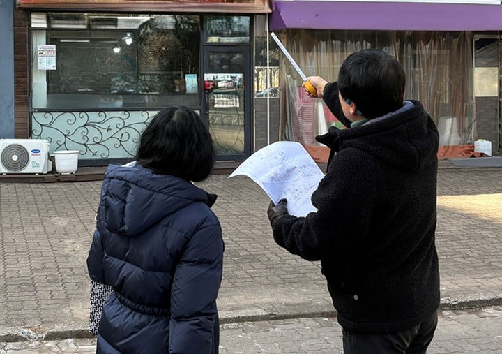 [서울=뉴시스] 항측 판독 결과에 따른 건축물 현장조사 중인 양천구 공무원. 2026.02.08. (사진=양천구 제공) *재판매 및 DB 금지