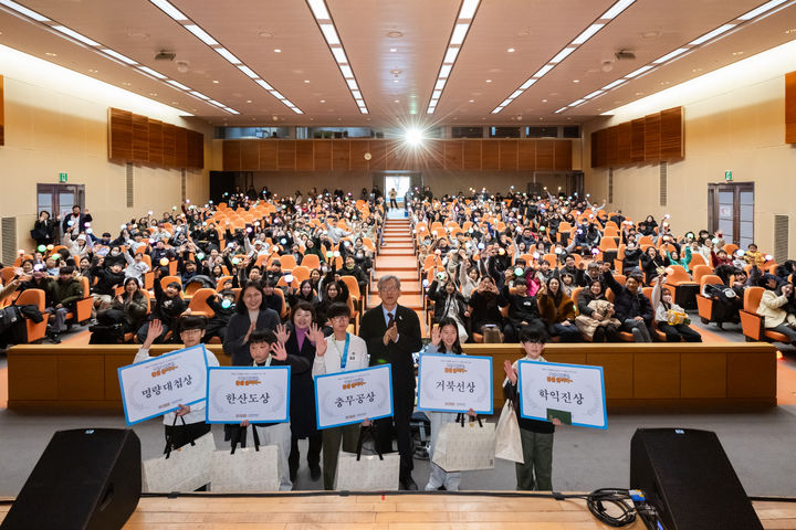 [서울=뉴시스] 7일 국립중앙박물관에서 열린 특별전 '우리들의 이순신' 연계 교육 프로그램 '어린이 골든벨, 종을 울려라~'에 참석한 유홍준 국립중앙박물관장 (사진=국립중앙박물관 제공) 2026.02.08. photo@newsis.com *재판매 및 DB 금지