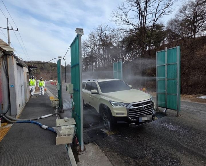 [봉화=뉴시스] AI 항원이 검출된 농장 진입 차량을 소독하고 있다. (사진=봉화군 제공) 2026.02.08. photo@newsis.com *재판매 및 DB 금지