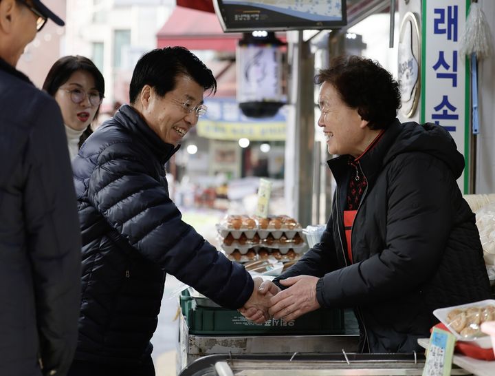 [서울=뉴시스] 전통시장 방문. 2026.02.08. (사진=송파구 제공) *재판매 및 DB 금지
