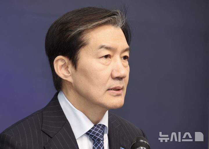 [서울=뉴시스] 조성봉 기자 = 조국 조국혁신당 대표가 8일 오전 서울 여의도 국회에서 '더불어민주당과 합당 논의' 관련 입장 발표를 하고 있다. 2026.02.08. suncho21@newsis.com