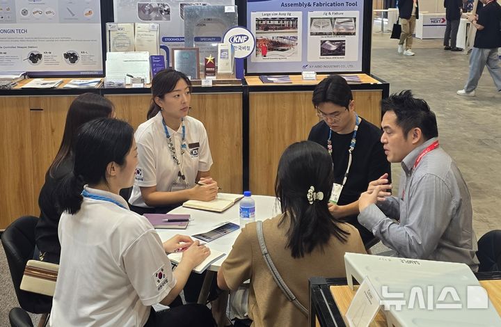[창원=뉴시스]3일부터 6일까지 열린 싱가포르에어쇼에 참가한 경남 우주항공기업인 한국비철 홍보 부스.(사진=경남도 제공) 2026.02.08. photo@newsis.com