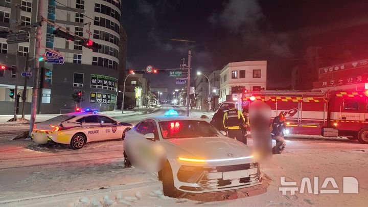 [제주=뉴시스] 8일 오전 제주시 삼도이동에서 택시가 눈길에 미끄러지는 사고가 발생해 소방과 경찰이 현장에 출동해 안전조치를 하고 있다. 2026.02.08. photo@newsis.com *재판매 및 DB 금지
