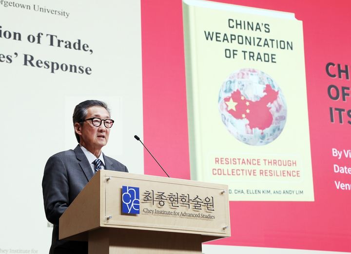 6일 서울 강남구 한국고등교육재단 빌딩에서 열린 최종현학술원 주최 특별강연에서 빅터 차 미국 전략국제문제연구소(CSIS) 지정학·외교정책 담당 소장(조지타운대 석좌교수)이 강연하고 있다.(사진=최종현학술원 제공). *재판매 및 DB 금지