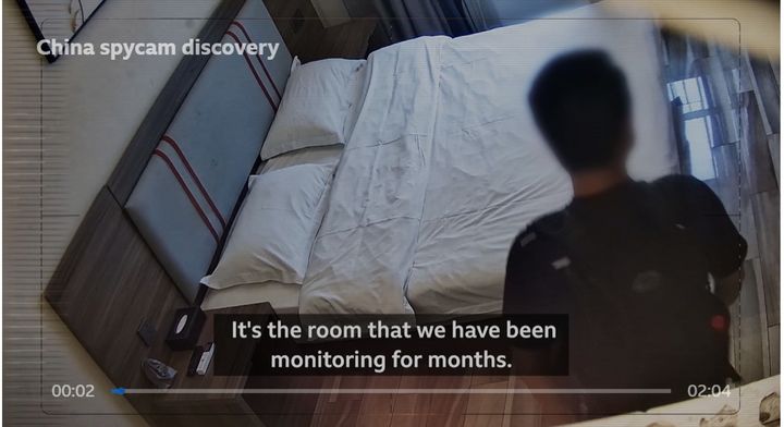 [서울=뉴시스] 영국 BBC는 중국 호텔 객실에서 비밀리에 촬영된 몰래카메라 영상이 여러 사이트에서 포르노로 판매되는 사례를 다수 확인했다고 6일(현지 시간) 보도했다. 사진은 해당 BBC 보도 갈무리. 2026.02.08. *재판매 및 DB 금지
