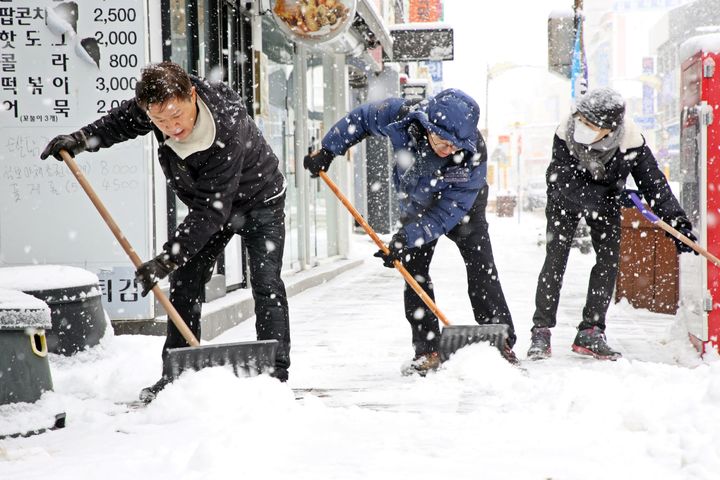 [정읍=뉴시스] 8일 오전 이학수 정읍시장(왼쪽)과 시청 직원들이 인도 제설작업에 한창이다. *재판매 및 DB 금지