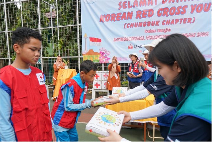 [안동=뉴시스] 지난 2일 인도네시아 자카르타의 한 학교에서 경북 RCY단원들이 현지 학생들에게 '우정의 선물상자(학용품 세트)'를 전달하고 있다. (사진제공=대한적십자사 경북지사 제공) 2026.02.08. photo@newsis.com *재판매 및 DB 금지