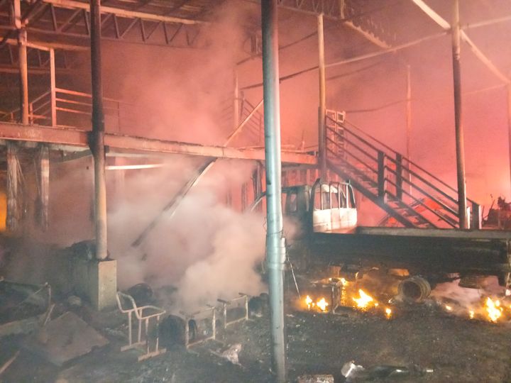 [임실=뉴시스] 8일 오전 5시37분께 전북 임실군 관촌면의 한 축사에서 불이 났다. (사진=전북도소방본부 제공) 2026.02.08. photo@newsis.com *재판매 및 DB 금지