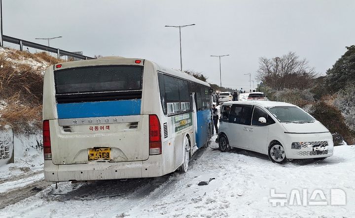 [제주=뉴시스] 8일 제주시 애월읍 봉성리 새별오름 인근 도로에서 노선버스와 임산부가 탑승한 승합차가 부딪혀 경찰과 소방이 출동해 안전조치를 하고 있다. (사진=제주도소방안전본부 제공) 2026.02.08. photo@newsis.com *재판매 및 DB 금지