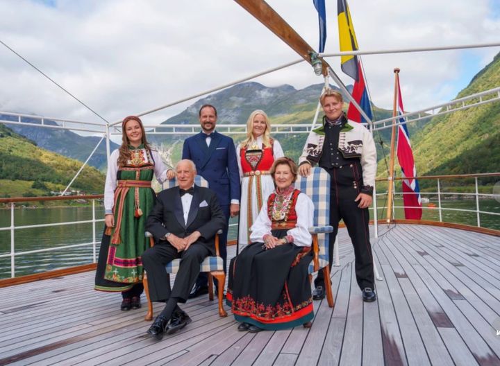 [게이강에르=AP/뉴시스] 노르웨이 하콘 왕세자의 여동생 마르타 루이즈 공주와 미국인 듀렉 베레트가 결혼한 2024년 8월 31일 게이랑에르피오르드에 정박한 킹십 노르웨이호에 모인 왕실 가족. 하랄 5세 국왕, 소냐 왕비(앞줄 왼쪽부터), 잉그리드 알렉산드라 공주, 하콘 왕세자, 메테 마리트 왕세자비, 스베레 마그누스 왕자(뒷줄 왼쪽부터). *재판매 및 DB 금지