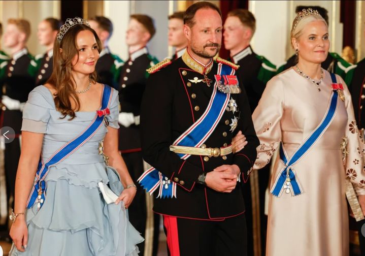 [오슬로=AP/뉴시스] 노르웨이의 잉그리드 알렉산드라 공주, 하콘 왕세자, 메테 마리트 왕세자비(왼쪽부터)가 2025년 4월 8일 오슬로 왕궁에서 열린 갈라 만찬에 참석하기 위해 이동하고 있다. *재판매 및 DB 금지