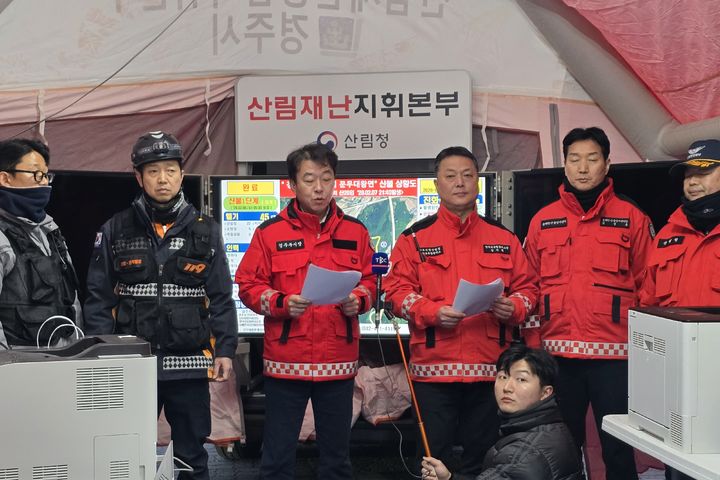 [경주=뉴시스] 이은희 기자 = 8일 오후 6시께 문무대왕면 행정복지센터에 설치된 산림재난지휘본부에서 산림청 관계자가 브리핑을 하고 있다. 2026.02.08. leh@newsis.com *재판매 및 DB 금지