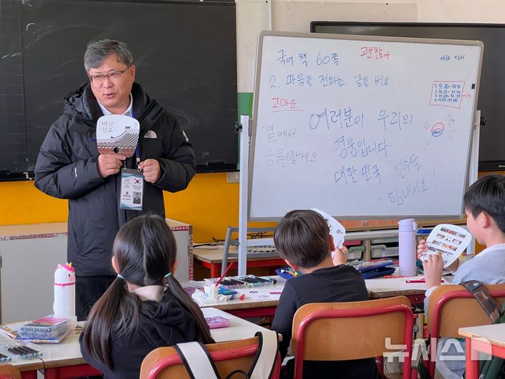 [전주=뉴시스]윤난슬 기자 = 전북교육청 방문단은 지난 5일(현지시간) 주밀라노한국총영사관에서 최태호 밀라노 총영사, 김관영 전북특별자치도지사, 박광일 이탈리아 한인회장과 간담회를 갖고 학생선수 인성·진로를 함께 설계하는 학교체육 시스템 구축과 해외 한글교육 지원 방안 등을 논의했다고 8일 밝혔다. (사진=전북교육청 제공) photo@newsis.com 