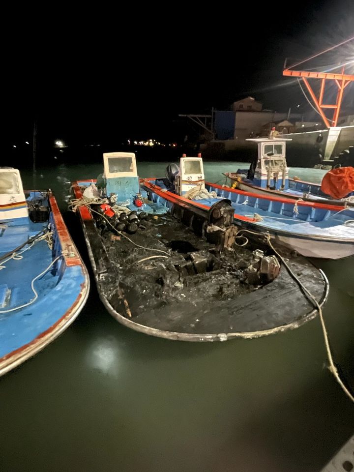 [완도=뉴시스] 8일 오후 7시27분께 전남 완도군 금일읍 인근 한 선착장에서 불이 나 38분 만에 꺼졌다. (사진=전남소방본부 제공) 2026.02.08. photo@newsis.com *재판매 및 DB 금지