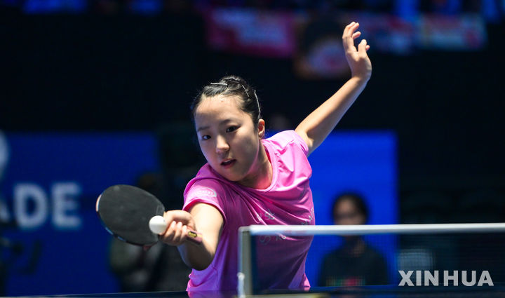 [하이커우=신화/뉴시스] 신유빈이 7일 중국 하이커우에서 열린 2026 국제탁구연맹(ITTF)-아시아탁구연맹(ATTU) 아시안컵 여자 단식 8강에서 중국의 왕만위와 경기를 펼치고 있다. 2026.02.07.