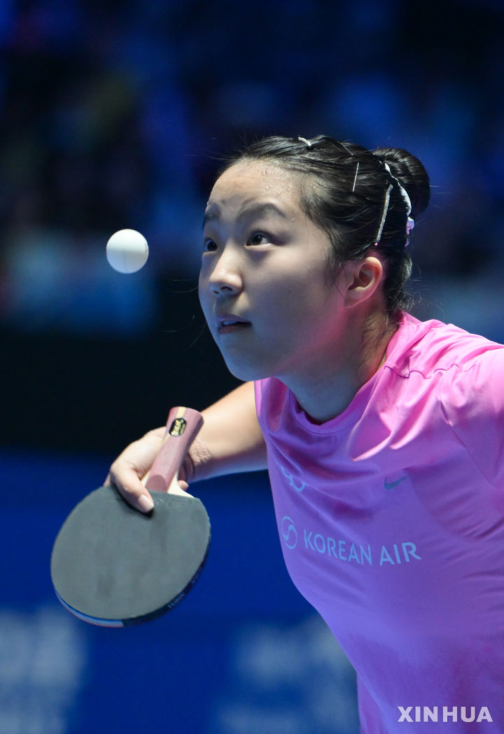 [하이커우=신화/뉴시스] 신유빈이 7일(현지 시간) 중국 하이난성 하이커우 우안리버 체육관에서 열린 2026 국제탁구연맹(ITTF)-아시아탁구연맹(ATTU) 아시안컵 여자 단식 8강전에서 왕만위(중국)와 경기하고 있다. 신유빈이 2-4(1-11 3-11 13-11 5-11 14-12 5-11)로 패해 4강에 오르지 못했다. 2026.02.08.
