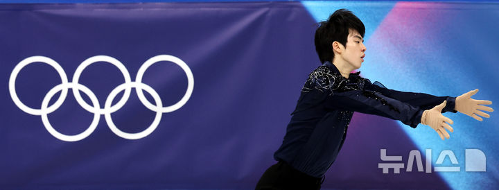 [밀라노=뉴시스] 박주성 기자 = 2026 밀라노·코르티나담페초 동계올림픽 개막 첫날인 8일 (현지시간) 이탈리아 밀라노 아이스 피겨스케이팅 아레나에서 차준환 선수가 남자 싱글 스케이팅 단체전에 출전해 연기를 펼치고 있다. 2026.02.08. park7691@newsis.com