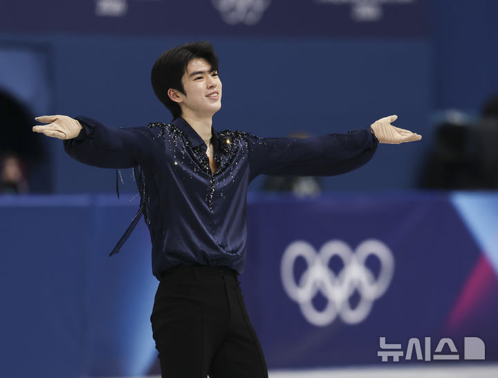 [밀라노=뉴시스] 김근수 기자 = 피겨스케이팅 팀 이벤트 남자 싱글 차준환이 7일(현지 시간) 이탈리아 밀라노 아이스 스케이팅 아레나 경기장에서 열린 2026 밀라노·코르티나 담페초 동계올림픽 팀 이벤트 단체전 남자 싱글 쇼트 프로그램에서 연기를 마치고 인사를 하고 있다. 2026.02.07. ks@newsis.com