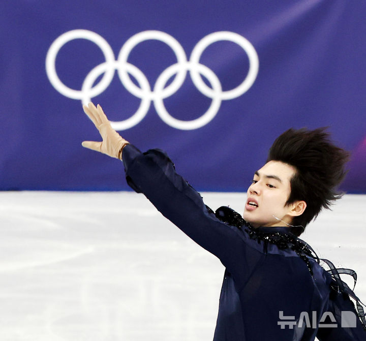 [밀라노=뉴시스] 박주성 기자 = 2026 밀라노·코르티나담페초 동계올림픽 개막 첫날인 8일 (현지시간) 이탈리아 밀라노 아이스 피겨스케이팅 아레나에서 차준환 선수가 남자 싱글 스케이팅 단체전에 출전해 연기를 펼치고 있다. 2026.02.08. park7691@newsis.com