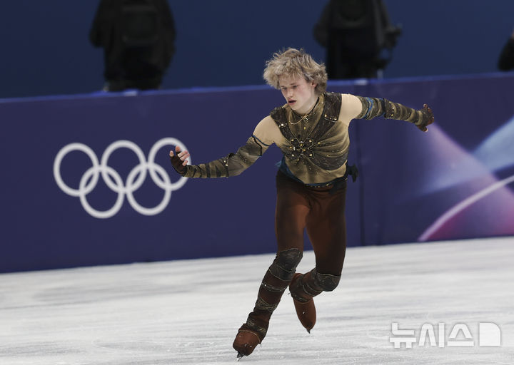 [밀라노=뉴시스] 김근수 기자 = 미국 피겨 남자 싱글 일리야 말리닌이 7일(현지 시간) 이탈리아 밀라노 아이스 스케이팅 아레나 경기장에서 열린 2026 밀라노·코르티나 담페초 동계올림픽 팀 이벤트 단체전 남자 싱글 쇼트 프로그램에서 연기를 펼치고 있다. 2026.02.08. ks@newsis.com