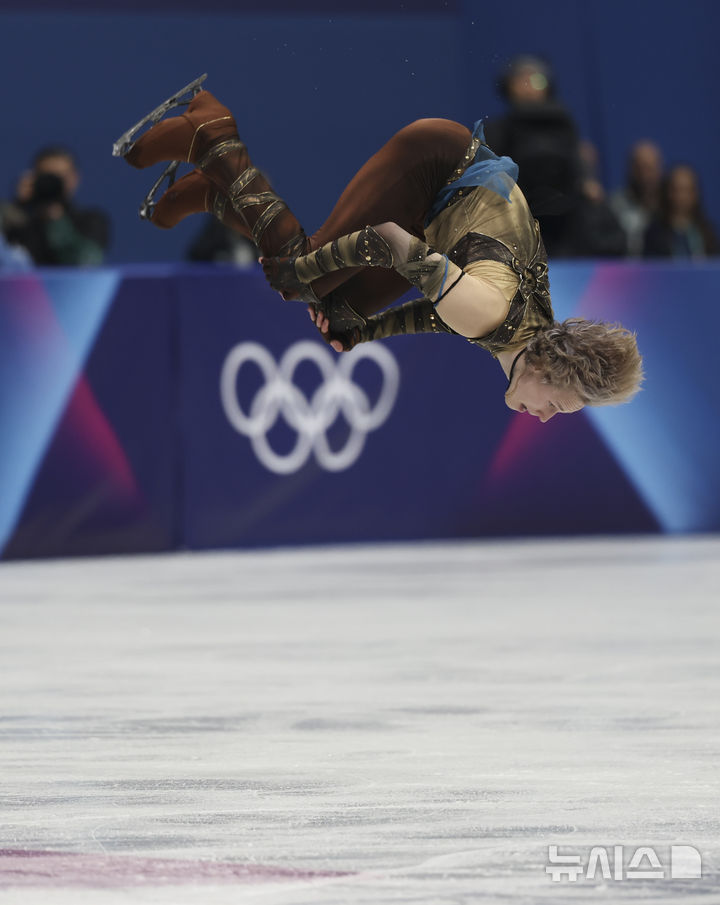 [밀라노=뉴시스] 김근수 기자 = 미국 피겨 남자 싱글 일리야 말리닌이 7일(현지 시간) 이탈리아 밀라노 아이스 스케이팅 아레나 경기장에서 열린 2026 밀라노·코르티나 담페초 동계올림픽 팀 이벤트 단체전 남자 싱글 쇼트 프로그램에서 백 덤블링을 선보이고 있다. 2026.02.08. ks@newsis.com