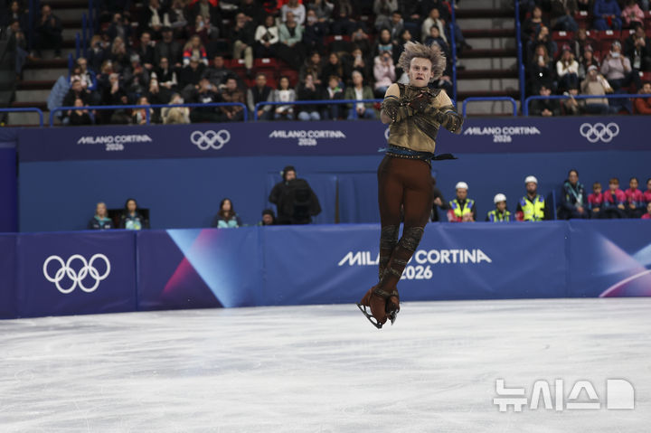 [밀라노=뉴시스] 김근수 기자 = 미국 피겨 남자 싱글 일리야 말리닌이 7일(현지 시간) 이탈리아 밀라노 아이스 스케이팅 아레나 경기장에서 열린 2026 밀라노·코르티나 담페초 동계올림픽 팀 이벤트 단체전 남자 싱글 쇼트 프로그램에서 점프를 선보이고 있다. 2026.02.08. ks@newsis.com